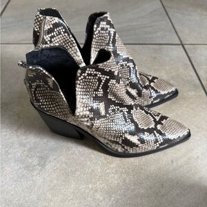 Vince Camuto snakeskin like new Bibestie booties size 7
